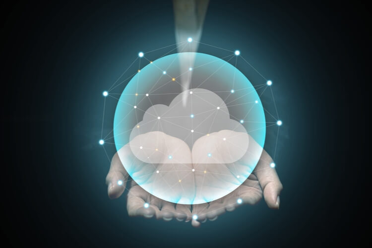 Pessoa com o símbolo de cloud computing nas mãos.