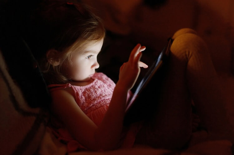 Criança mexendo em tablet