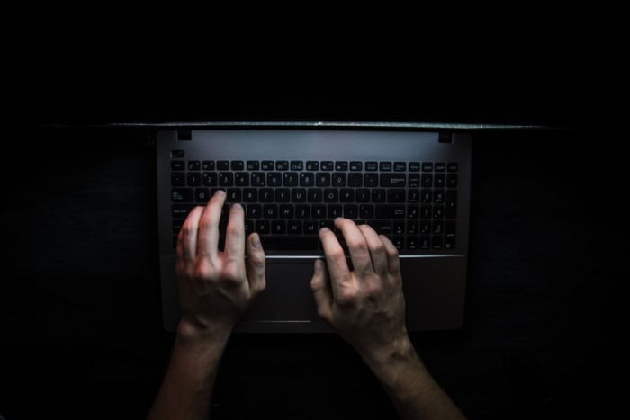 usuário utilizando computador para cometer ataques cibernéticos