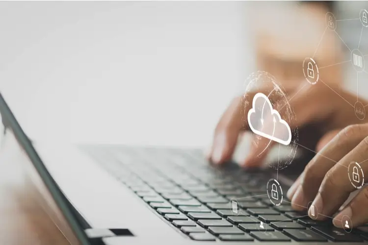 Pessoa utilizando computador com solução de nuvem privada para proteger informações importantes.
