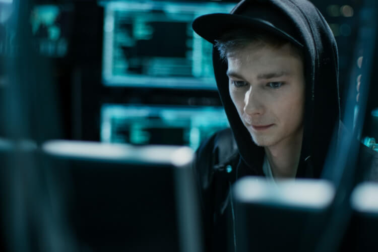 Um jovem hacker ético usando o computador