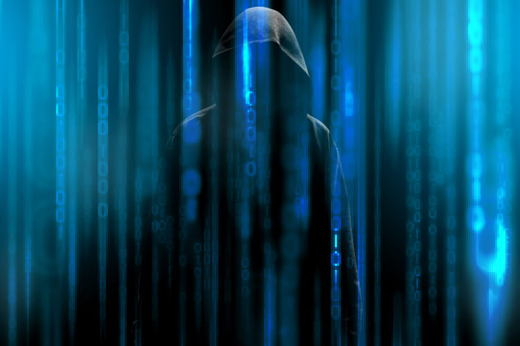 A figura de um hacker oculto está em evidência, ao fundo, linhas de código estão dispostas na vertical em azul.